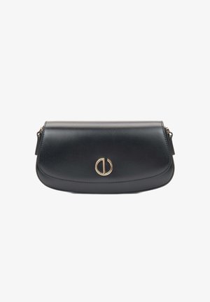 Zwarte leren clutch met een ronde vorm, voorzien van een gouden ronde sluiting en een gladde textuur. Ritsafsluiting aan de bovenkant.