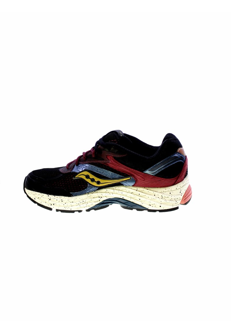 Scarpa da corsa nera e bordeaux con tomaia in mesh testurizzato, branding giallo e intersuola bianca maculata. Design curvo con tallone rinforzato.