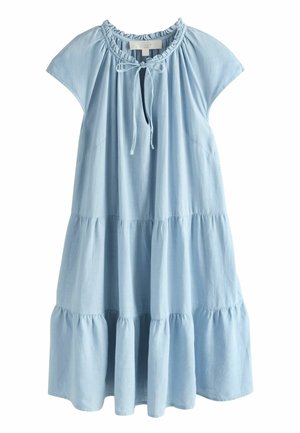 Šviesiai mėlyna sluoksniuota lininė suknelė trumpomis rankovėmis, sijonu surinktu kaklu ir priekyje rišamu dirželiu.