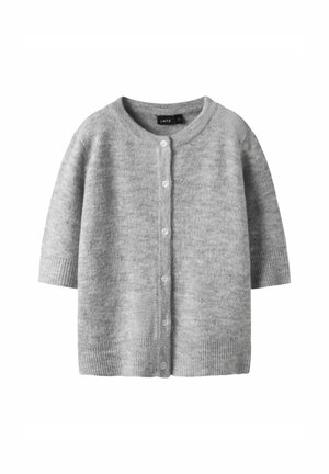 Grå strikket cardigan med rund halsudskæring, seks forreste knapper, ribstrikkede manchetter og kant, vist på en hvid baggrund.