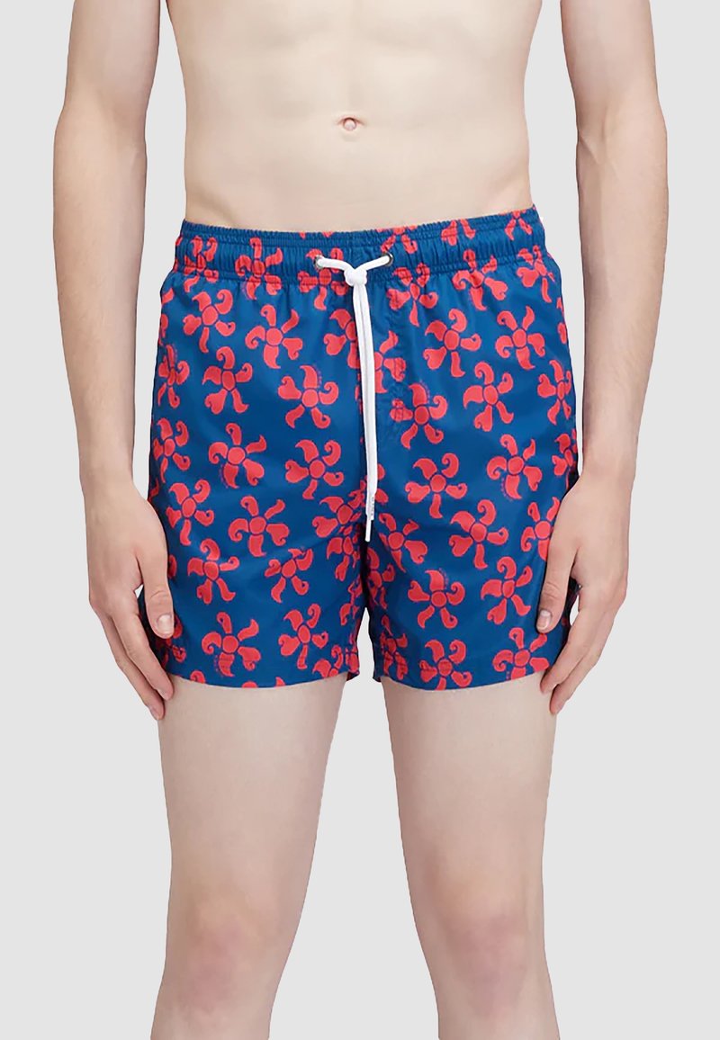 Costumini da mare della marina con motivo floreale rosso, vita elasticizzata e coulisse bianca. Presentano una lunghezza a metà coscia e una texture liscia.