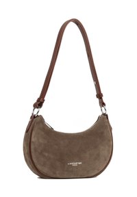Sac à bandoulière en daim marron en forme de croissant avec une sangle en cuir et des accents en argent, arborant un petit logo "Lancaster Paris" à l'avant.
