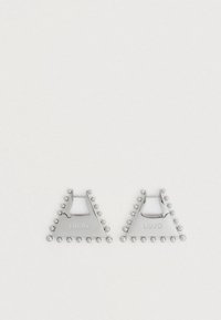 Ασημένια τριγωνικά σκουλαρίκια με στρογγυλές χάντρες κατά μήκος των ακρών. Διαθέτουν το όνομα της μάρκας "LIU·JO" στην επιφάνεια. Λείος μεταλλικός φινίρισμα.