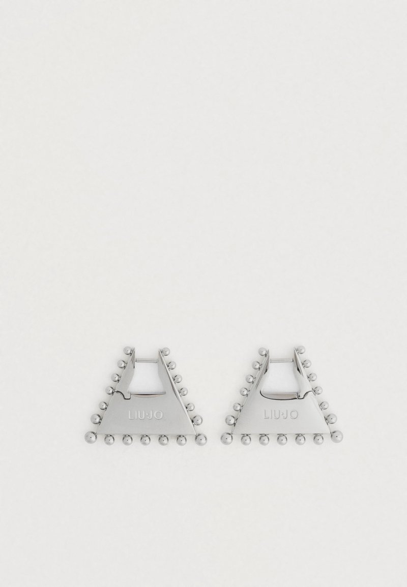 Ασημένια τριγωνικά σκουλαρίκια με στρογγυλές χάντρες κατά μήκος των ακρών. Διαθέτουν το όνομα της μάρκας "LIU·JO" στην επιφάνεια. Λείος μεταλλικός φινίρισμα.