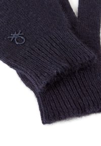 Tmavě námořnické pletené rukavice s ribovanou texturou, obsahující malé černé logo. Materiál vypadá měkce a načesaně.