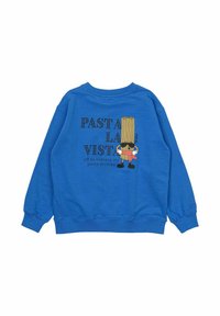 Zils kapuci krekls ar rakstu, kurā attēlots tēls ar makaronu un tekstu "PASTA LA VISTA", izgatavots no mīksta, teksturēta auduma.