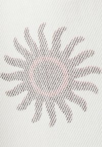 Motif abstrait de soleil avec un cercle central et des rayons incurvés rayonnants, imprimé sur un tissu blanc texturé.