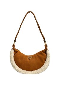Borsa a spalla in suede marrone con un bordo in pelliccia sintetica bianca. Presenta una tracolla intrecciata e un dettaglio triangolare in metallo con il logo sulla parte anteriore.