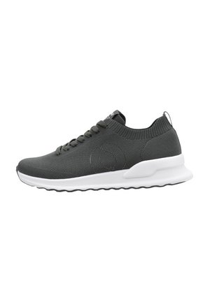 Zapatilla de deporte gris oscuro hecha de tela de malla texturizada, con una suela blanca, puntera redonda, cierre de cordones y una pestaña en el talón para ponerlas y quitarlas fácilmente.