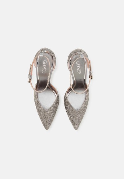 Zapatos de tacón alto plateados con punta afilada, tienen un upper texturizado, adornados con strass y correas al tobillo para un ajuste seguro.