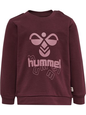 Bordeaux sweatshirt gemaakt van zachte stof, met een groot roze grafisch ontwerp met de merknaam "hummel" en abstracte vormen. Detail met knopen op de schouder.