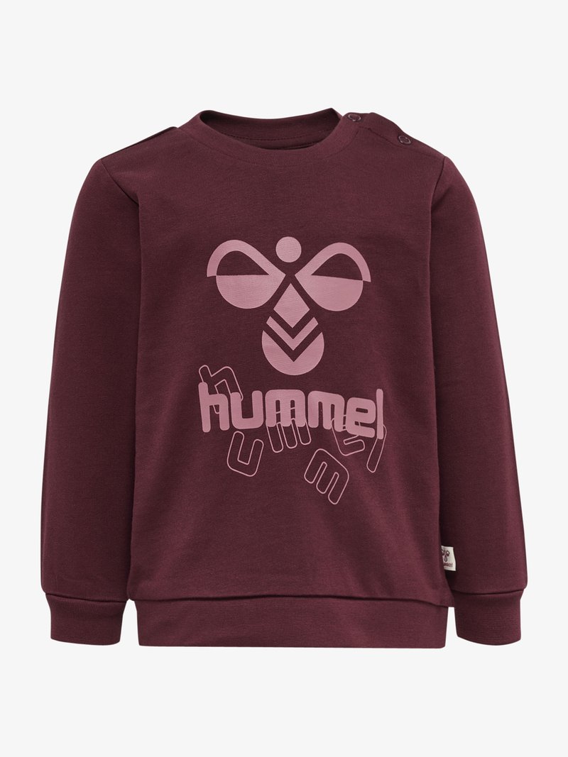 Bordowy sweatshirt wykonany z miękkiego materiału, z dużym różowym nadrukiem przedstawiającym nazwę marki "hummel" oraz abstrakcyjne kształty. Zapięcie na guziki na ramieniu.
