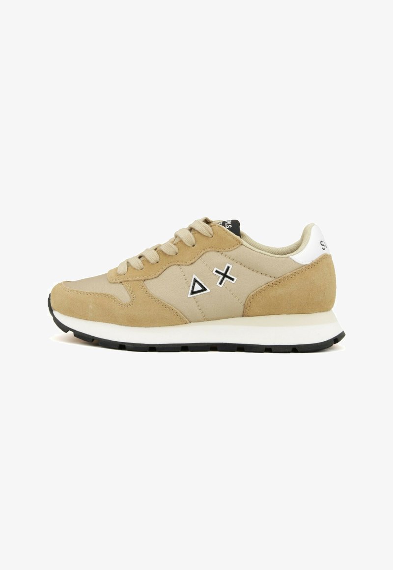 Beige Wildleder- und Stoff-Sneaker mit einem weißen Fersenakzent, schwarzer Gummisohle und geometrischem Logo an der Seite. Verfügt über flache Schnürsenkel und einen gepolsterten Schaft.