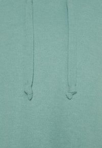 Licht turkoois sweatshirtstof met een gestructureerd, geribd oppervlak. Voorzien van verstelbare trekkoorden met knoopaccenten bij de capuchon.