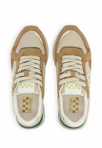 Sneaker beige e crema realizzati in mesh e suede. Presentano lacci bianchi, dettagli verdi e una soletta a scacchi.