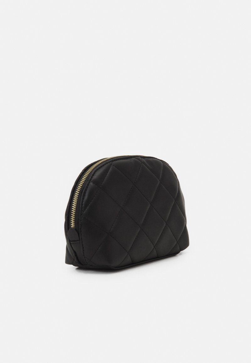 Schwarze, gesteppt designte Kosmetiktasche in runder Form, ausgestattet mit einem goldenen Reißverschluss und einer weichen, lederähnlichen Textur.