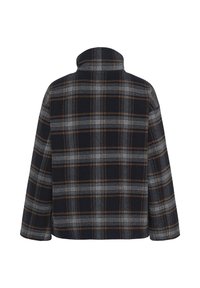 Veste à carreaux noire, grise et marron avec un col montant et des manches longues, vue de dos sur un fond blanc.