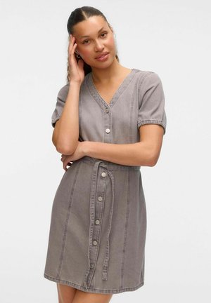 Abito di jeans grigio con maniche corte, scollatura a V e bottoni frontali. Presenta una cintura in vita e cuciture verticali per un tocco di dettaglio in più.