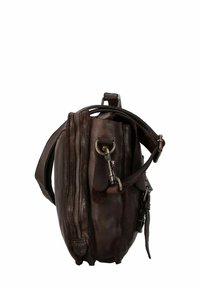 Bolso de hombro de piel marrón, con cierre de cremallera, acentos de metal y un acabado texturizado. Forma compacta con bolsillos laterales.