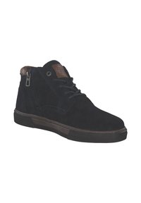 Zwarte suède high-top schoenen met een bruine leren accent, veters en een zijrits; platte rubberen zool met textuurdetails.