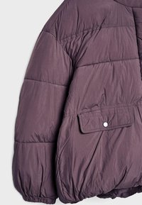 Lila gepolsterte Jacke mit strukturiertem Obermaterial, elastischen Bündchen und einer Klappentasche mit Druckknopfverschluss. Bietet einen entspannten, übergroßen Schnitt.