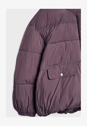 Lilla polstret jakke med en tekstureret overflade, elastiske manchetter og en klaplomme med trykknaplukning. Har en afslappet, oversized pasform.