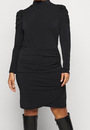 Czarna sukienka z długim rękawem i stójką, z marszczeniami na ramionach i w talii, o dopasowanej sylwetce i długości do kolan.