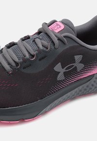 Under Armour CHARGED  - Cestná bežecká obuv - anthracite/fluo pink/castlerock