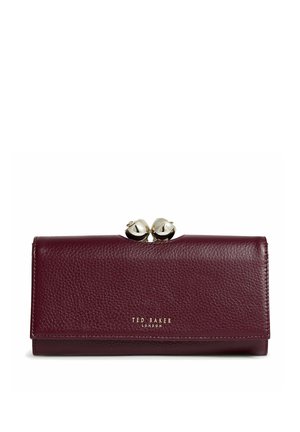 Cartera de mano de piel color burdeos de Ted Baker London, con acabado texturizado y cierre dorado, sobre fondo blanco.