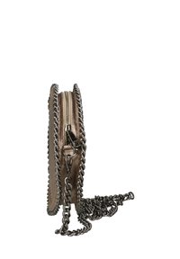 Borsa a tracolla color metallizzato con manici a catena argento, chiusura a zip e bordi testurizzati. Design compatto con forma rettangolare piatta.