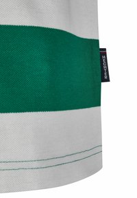 Tissu rayé avec des bandes horizontales vertes et blanches. Présente un tissage texturé et une étiquette bleue avec un texte blanc indiquant "HECHTER."