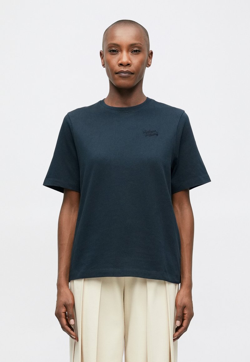 Tmavě modré bavlněné tričko s kulatým výstřihem, krátkými rukávy a minimálním brandingem v tonálním vyšívání. Mírně volnější střih, hladká textura.