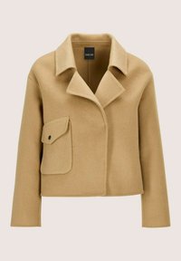 Beige gewickelte Wolljacke mit breitem Kragen, langen Ärmeln und einer großen Klapptasche mit einem Knopf auf der linken Seite.