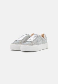 Sneaker sfolgoranti argento con tomaia testurizzata, suole in gomma bianca e lacci bianchi. Presentano decorazioni in strass e un design con punta rotonda.