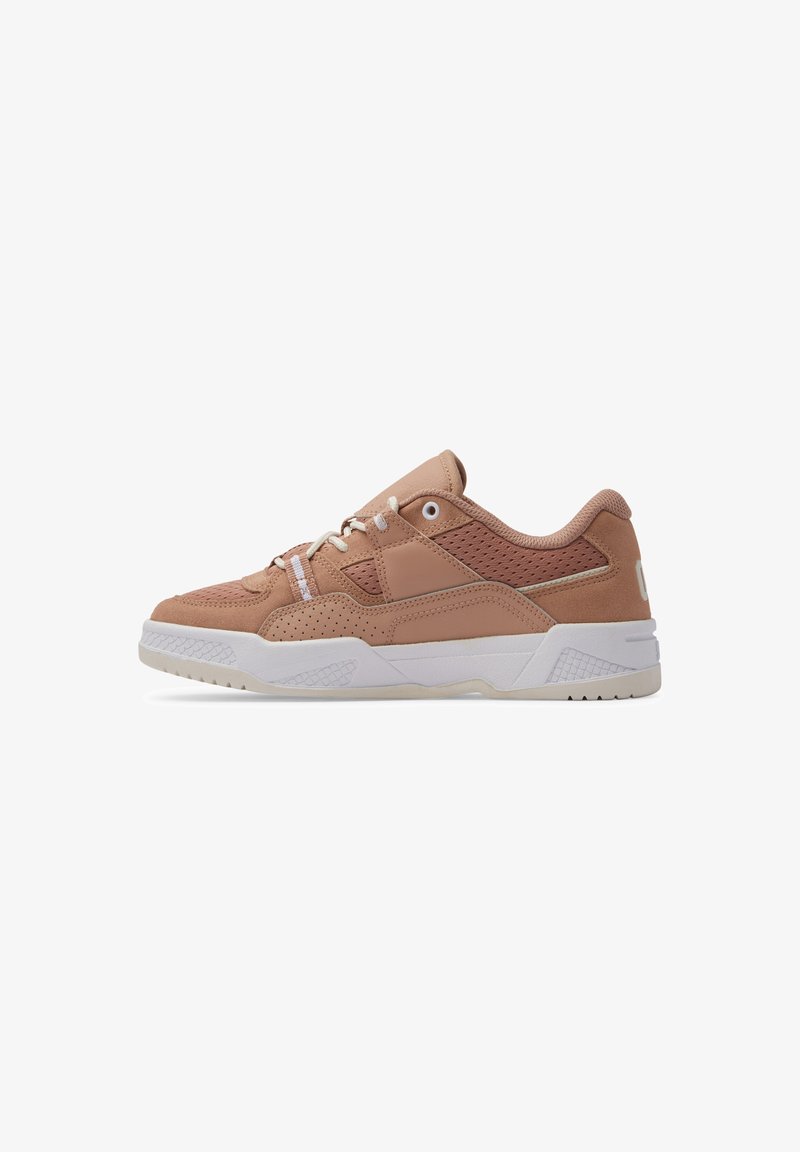 Sneaker in suede marrone con motivo a rete, suola in gomma bianca, design con lacci e dettagli testurizzati sui lati e sul tallone.
