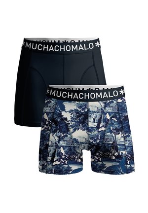 Bokseršortu komplekts, kas ietver vienu vienkrāsainu melnu pāri un vienu zilu pāri ar tauriņu un ainavu rakstiem, abiem ar elastīgām vidukļa joslām ar uzrakstu „MUCHACHO MALO”.