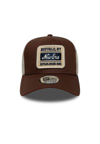 Καφέ μπέιζμπολ καπέλο με μπεζ πλευρικά πλέγματα, διαθέτει ορθογώνιο ψηφιακό σήμα με τις λέξεις «Buffalo, NY» και «New Era» σε ναυτικό μπλε. Ρυθμιζόμενο κλείσιμο στην πίσω πλευρά.