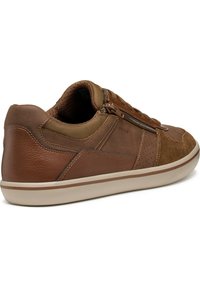 Baskets brunes en cuir et daim. Présentent un design texturé, des perforations et une fermeture éclair sur le côté. Semelle couleur crème.