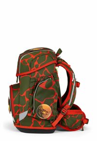 Grüner Rucksack mit rotem abstraktem Muster, mehreren Fächern, reflektierenden Akzenten und einem runden Emblem an der Seite. Verstellbare Träger für mehr Komfort.