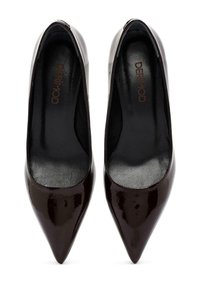 Escarpins en cuir verni noir à bout pointu avec une finition lisse. L'intérieur est doté d'une doublure rembourrée sombre. Logo du fabricant visible à l'intérieur.