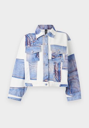 Félbevágott dzseki farmer mintával, öt zsebből áll, gombos záródással és kontrasztos fehér anyagpanelekből készült. A kék árnyalatok uralkodnak.