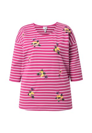 Růžová košile s tříčtvrtečními rukávy a bílými vodorovnými pruhy, zdobená rozptýlenou žlutou a růžovou květinovou výšivkou.