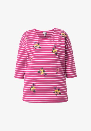 Różowa koszula z rękawem do łokcia, z białymi poziomymi paskami i rozsianymi żółtymi oraz różowymi kwiatowymi haftami.