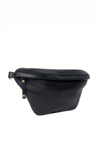 Pochette in pelle nera con texture liscia, forma arrotondata e zip superiore. Presenta dettagli in ottone sui lati.