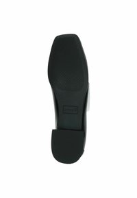 Suola di scarpa nera in gomma con un motivo di presa testurizzato, caratterizzata da un tacco basso e squadrato. Il design include un bordo liscio e un marchio in rilievo.
