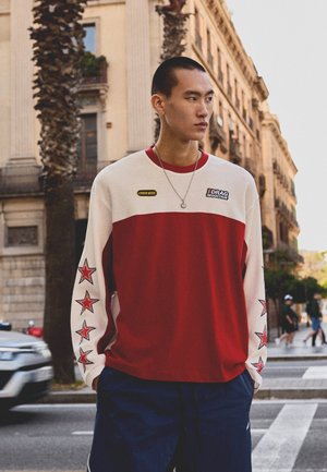 Bershka, RACING LONG SLEEVE - TSHIRT - T-shirt à manches longues - red