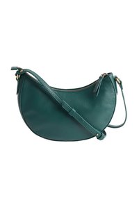 Borsa a mezzaluna in pelle verde acqua con chiusura a zip, tracolla regolabile e dettagli in ottone. Texture liscia e forma semi-strutturata.
