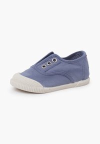 Scarpa in tela blu con pannelli laterali elasticizzati, suola in gomma bianca e punta strutturata. Presenta occhielli in metallo e cuciture a contrasto.