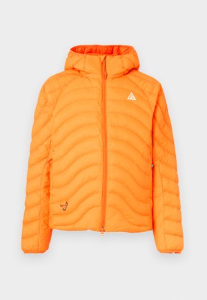 Giacca a vento arancione brillante con cappuccio, caratterizzata da texture trapuntata, chiusura a zip completa e piccolo logo a triangolo sul petto.