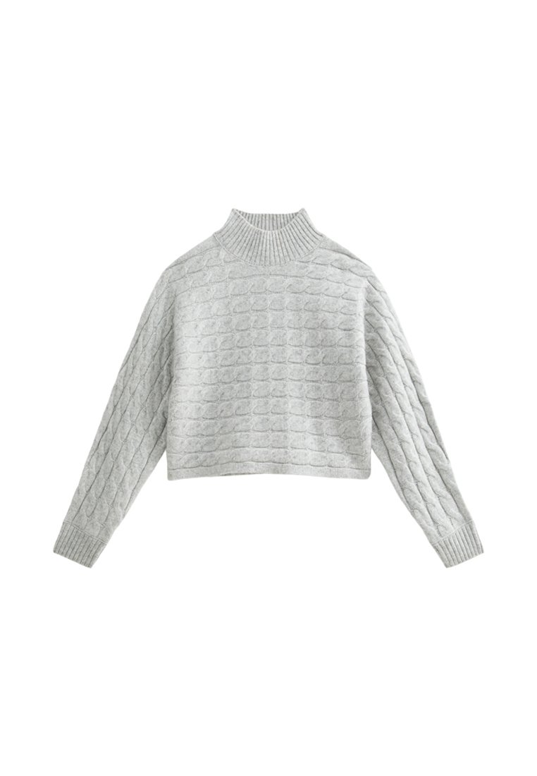 Pullover corto grigio chiaro con collo alto a coste, caratterizzato da un motivo a diamante testurizzato e maniche ampie. Materiale a maglia morbido.